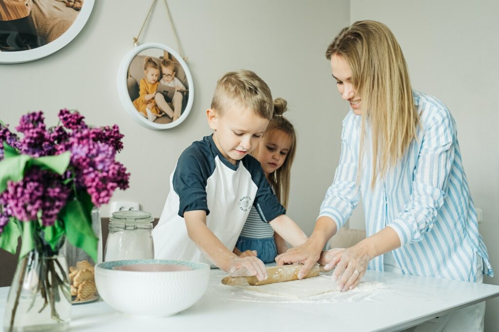 Coaching aidant familial et pair aidance quels atouts ? (visuel d'une femme faisant de la patisserie avec un jeune enfant)